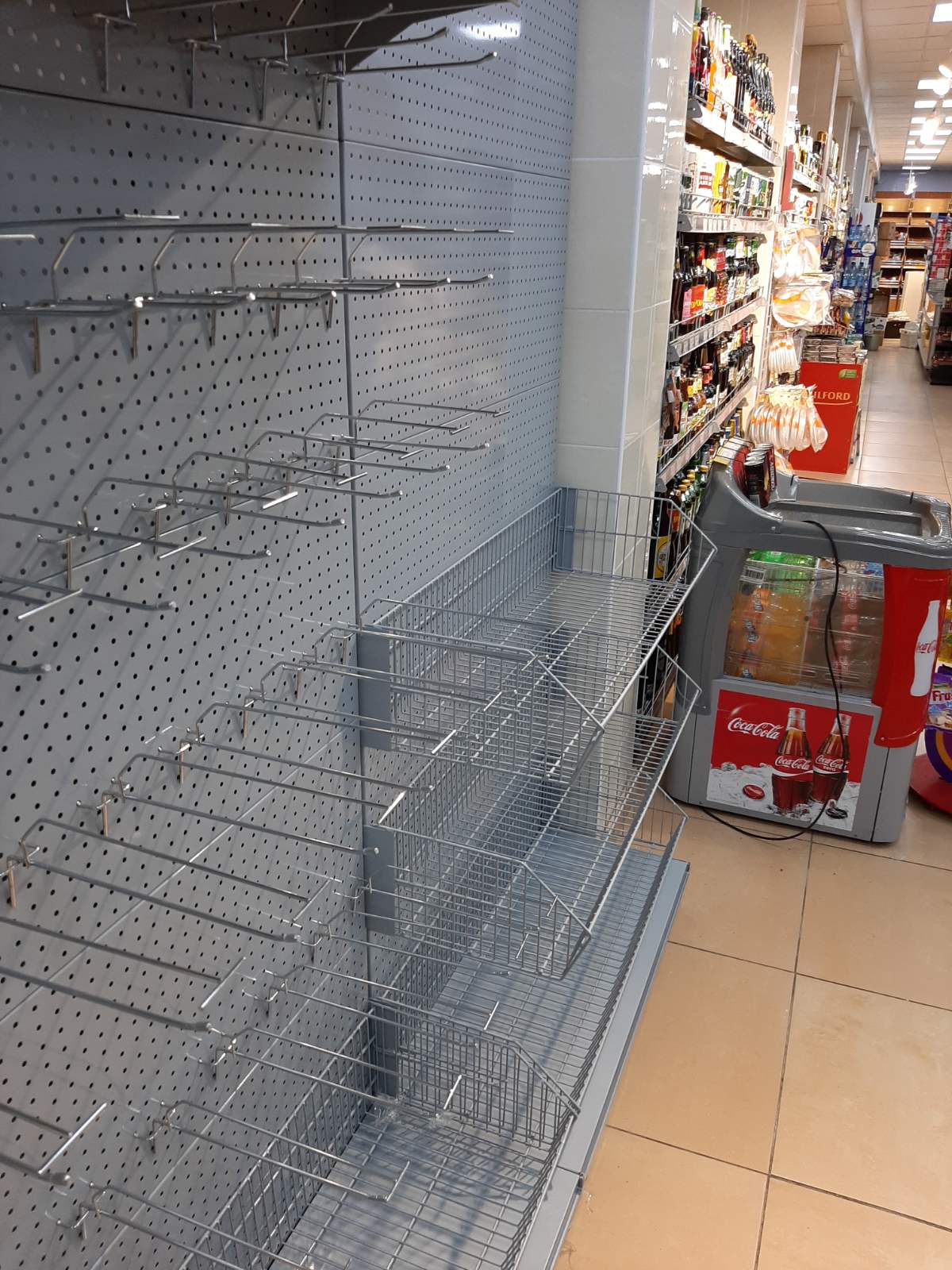 Торговый стеллаж с перфорацией для крючков